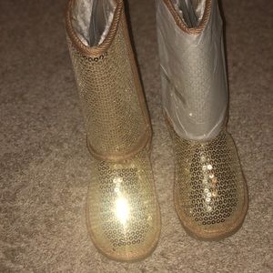 Glittery gold boots for the winter